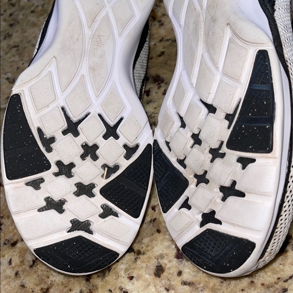 Nike Training Lightweight Mesh Sneakers in White and Black - Picture 10 of 12